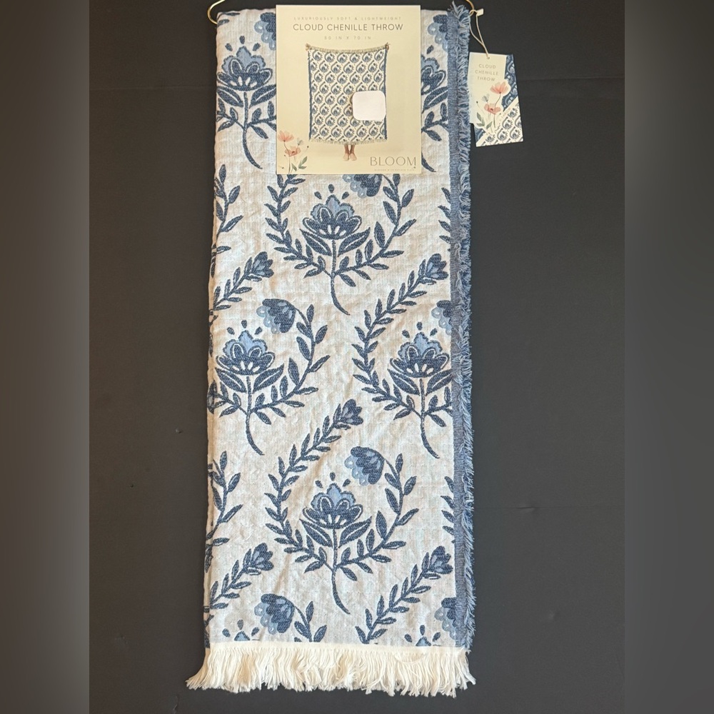 BLOOM Cloud Chenille Lightweight Reversible Floral Throw - Fringe - Blue/White